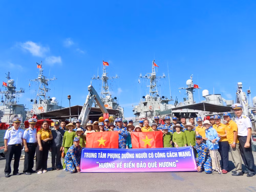 Trung tâm Phụng dưỡng người có công cách mạng thành phố Đà Nẵng chụp ảnh lưu niệm với cán bộ, chiến sĩ Vùng 3 Hải quân.