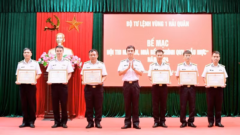 Thủ trưởng Bộ Tư lệnh Vùng 1 trao thưởng các đội đạt giải.