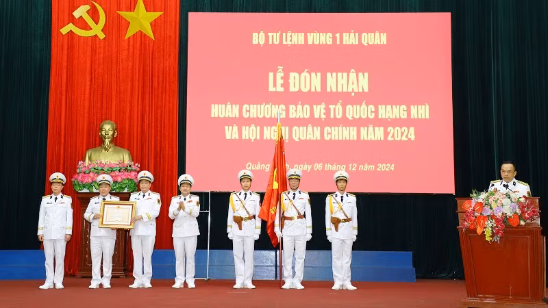 Thừa ủy quyền của Chủ tịch nước, Trung tướng Nguyễn Văn Bổng trao tặng Huân chương Bảo vệ Tổ quốc hạng Nhì cho tập thể Vùng 1 Hải quân.