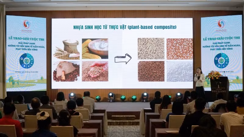 Lễ trao giải thưởng Cuộc thi “Giải pháp xanh hướng tới nền kinh tế tuần hoàn, phát triển bền vững”.