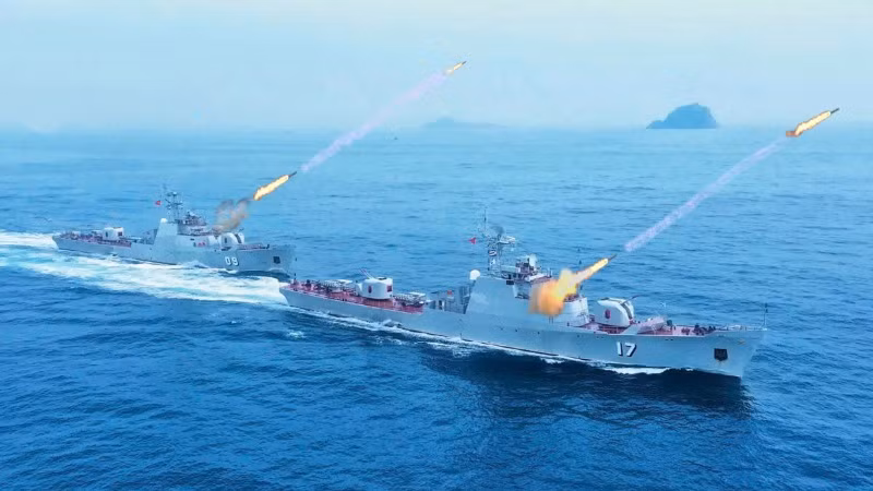 Đội hình tàu chiến đấu Vùng 2 Hải quân diễn tập bắn đạn thật tiêu diệt mục tiêu tầm xa.