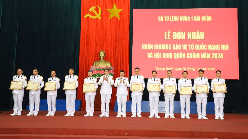 Thủ trưởng Bộ Tư lệnh Vùng 1 trao Giấy khen cho các tập thể và cá nhân có thành tích xuất sắc nhiệm vụ, tiêu biểu trong phong trào thi đua Quyết thắng của Quân chủng năm 2024