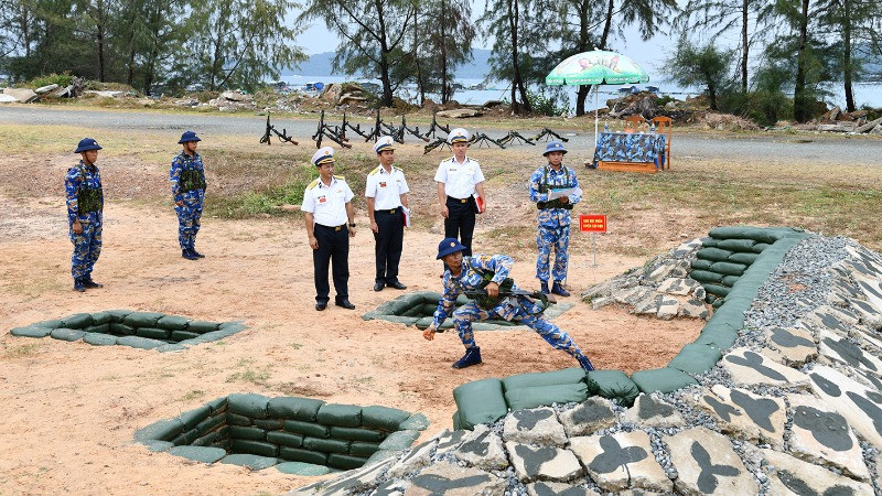 Kiểm tra công tác huấn luyện ném lựu đạn đối với chiến sĩ mới tại Tiểu đoàn 563.