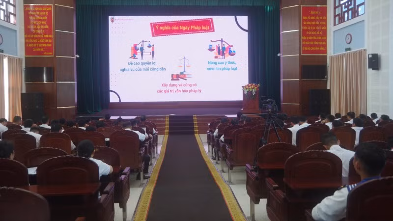 Hàng trăm cán bộ, chiến sĩ tham dự buổi tuyên truyền hưởng ứng Ngày pháp luật nước Cộng hòa xã hội chủ nghĩa Việt Nam.