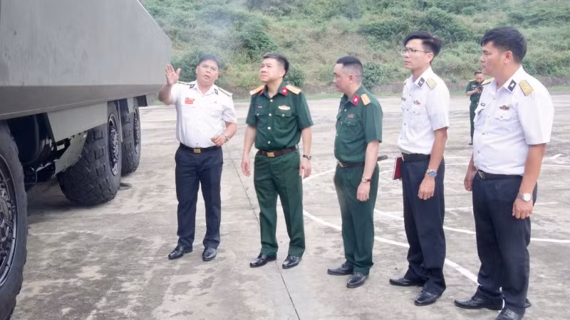 Chỉ huy Lữ đoàn 682 Hải quân báo cáo với Đoàn kiểm tra.