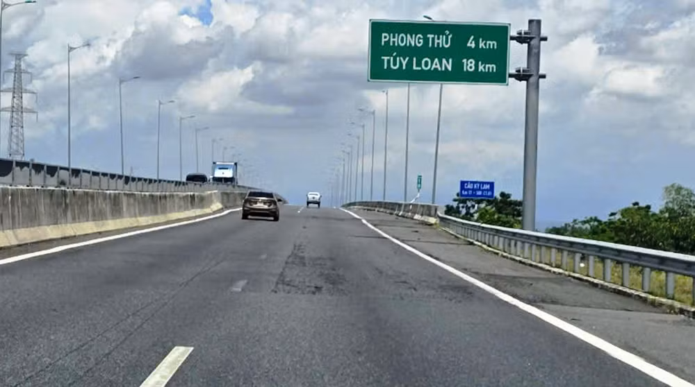 Mặt đường hư hỏng từng mảng lớn.