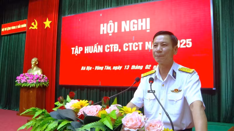 Đại tá Đỗ Hồng Duyên, Phó Chính ủy Vùng phát biểu chỉ đạo tại hội nghị tập huấn.