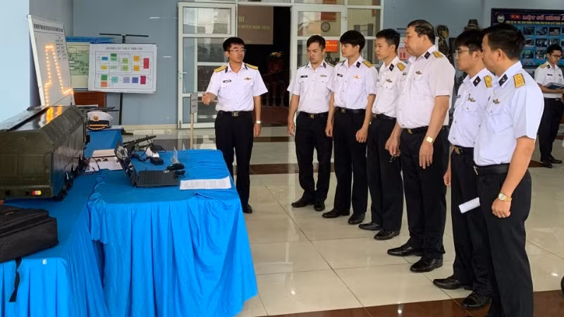 Các đội thi thuyết minh về mô hình huấn luyện tại Hội thi.