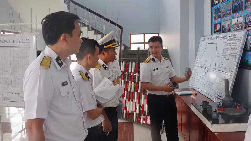 Ban giám khảo chấm thi mô hình học cụ.