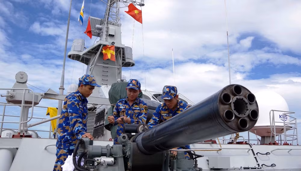 Huấn luyện chiến đấu trên tàu pháo.