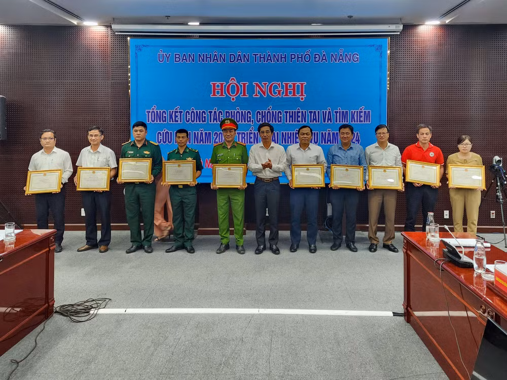 Tặng Bằng Khen cho các đơn vị, các nhân có đóng góp trong công tác phòng, chống thiên tai và tìm kiếm cứu nạn năm 2023.