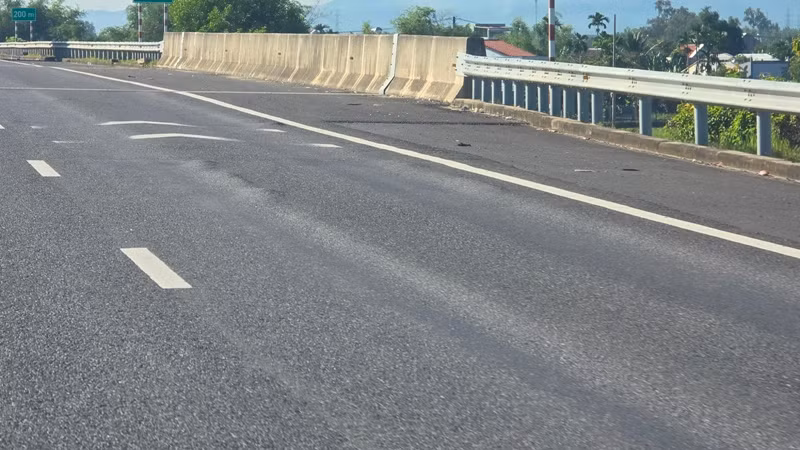 Sống trâu, gồ ghề mặt đường ở Km5+800.