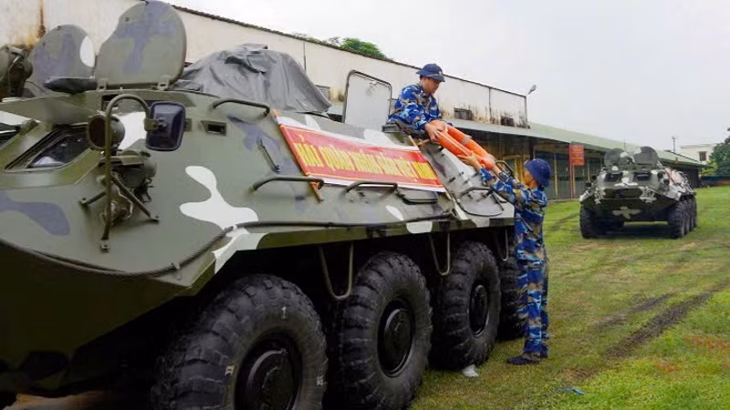Cán bộ chiến sĩ Vùng 1 Hải quân thực hiện nhiệm vụ hỗ trợ các địa phương phòng tránh bão Yagi và tìm kiếm cứu hộ-cứu nạn.