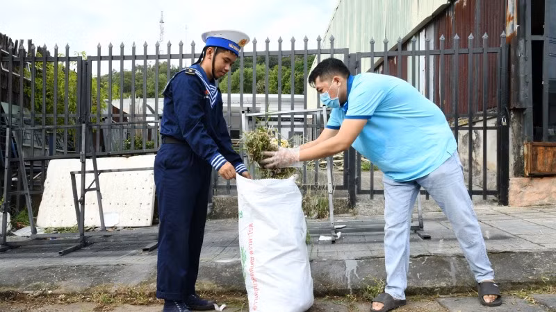 Các lực lượng vũ trang và cán bộ, công chức, viên chức phối hợp dọn vệ sinh môi trường.