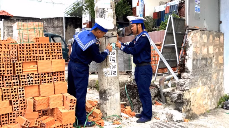 Bóc, xóa quảng cáo dán sai quy định.