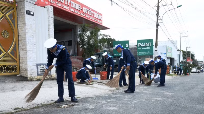 Chiến sĩ Hải quân Vùng 5 hưởng ứng Ngày vì môi trường Phú Quốc.