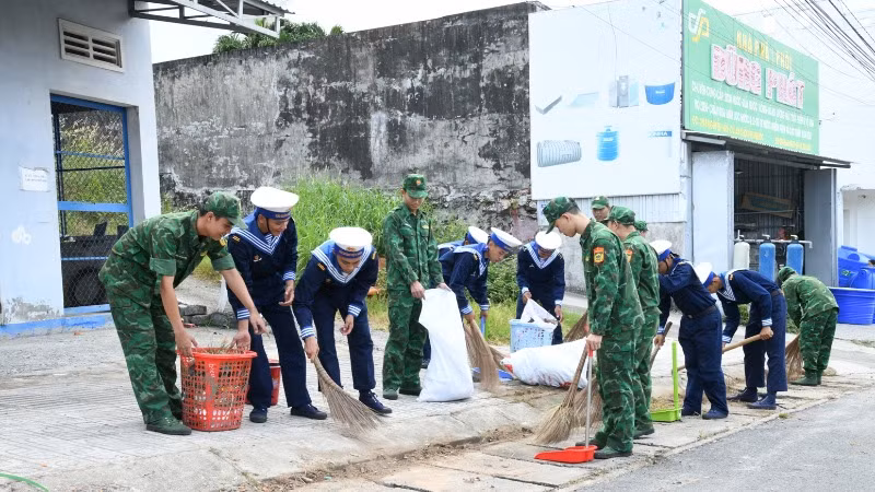 Các đơn vị phối hợp làm sạch đường phố Phú Quốc.