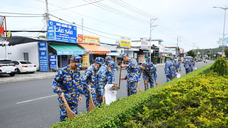 Chiến sĩ Vùng 5 Hải quân dọn vệ sinh đường phố Phú Quốc.