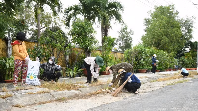 Người dân phường An Thới tham gia dọn vệ sinh môi trường.