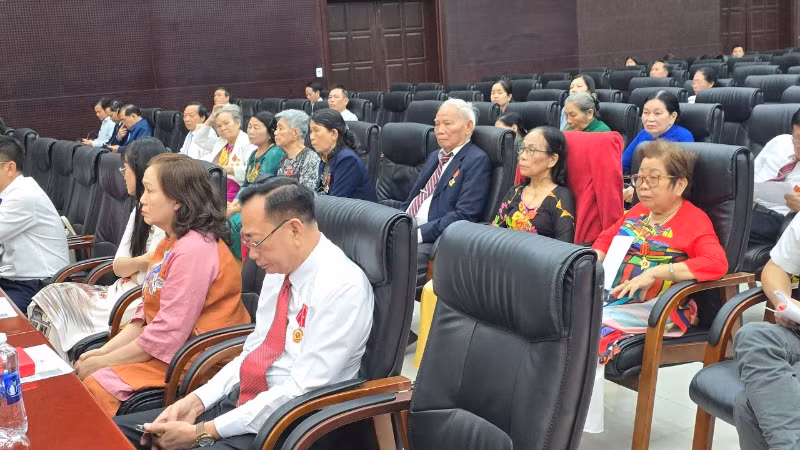 Đại diện thân nhân liệt sĩ, gia đình có công cách mạng tiêu biểu tham dự buổi lễ.