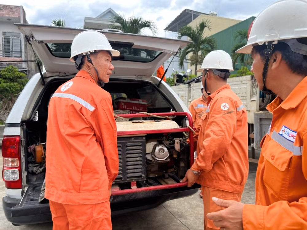 Chuẩn bị máy móc cho việc thi công ở những địa bàn khó khăn.