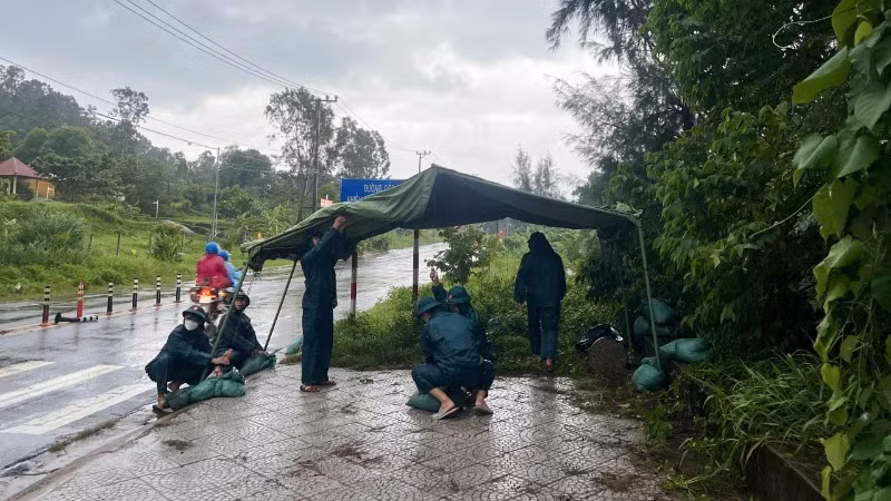 Lập chốt chặn đường lên bán đảo Sơn Trà.