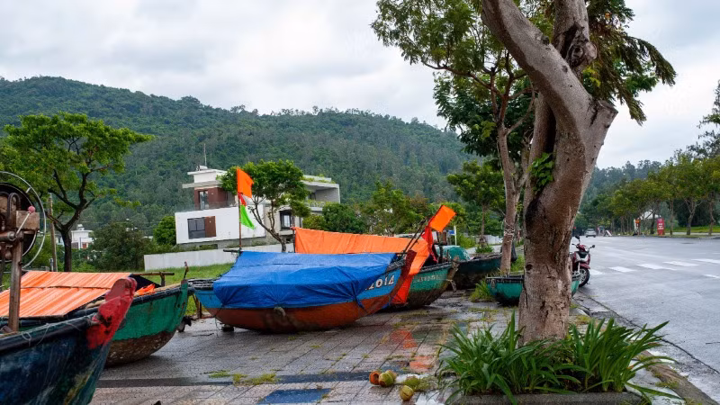 Thuyền đánh cá nhỏ được đưa lên bờ, chằng buộc an toàn.