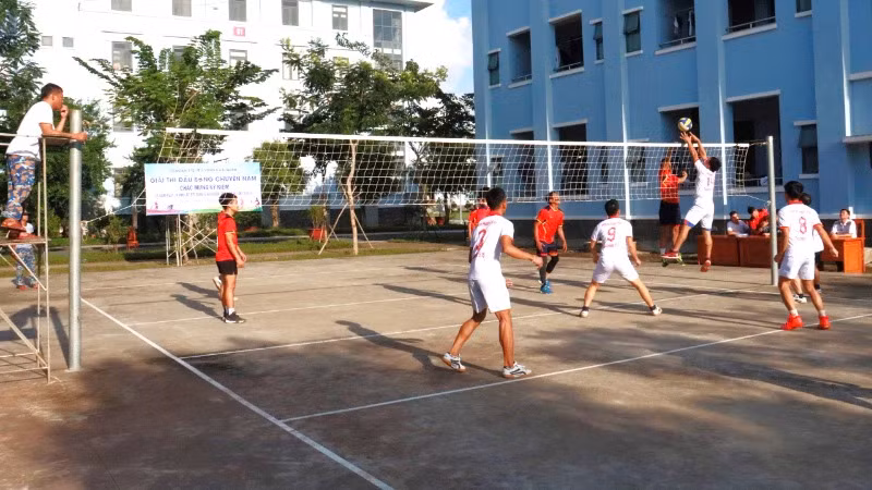 Cán bộ, chiến sĩ Lữ đoàn 175 thi đấu bóng chuyền.