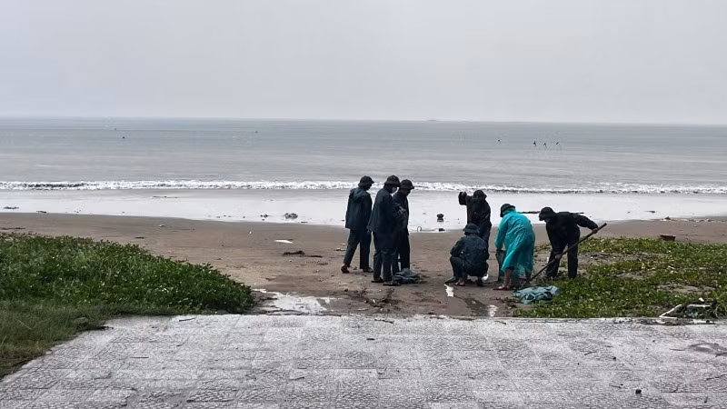Lực lượng dân phòng, bộ đội hỗ trợ dân lấy cát vào bao để chằng chống mái nhà trước bão.