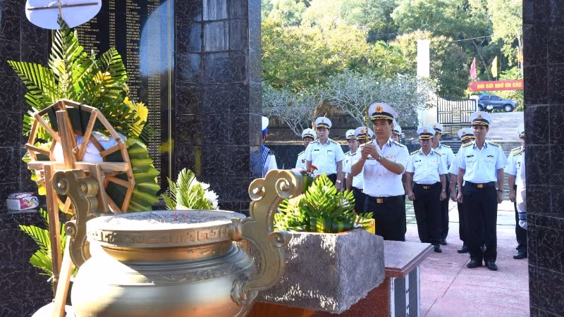 Chuẩn Đô đốc Nguyễn Hữu Thoan, Chính ủy Bộ Tư lệnh Vùng 5 Hải quân và các đại biểu dâng hương tại Tượng đài Nắm Đấm.