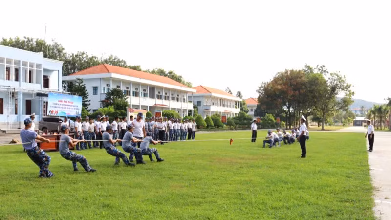 Sôi nổi trò chơi kéo co tại Lữ đoàn 127.