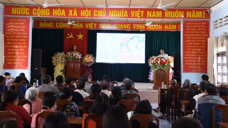 Tuyên truyền về công tác phòng, chống khai thác hải sản bất hợp pháp cho ngư dân huyện Phù Cát,