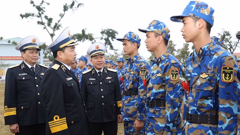 Phó Đô đốc Trần Thanh Nghiêm, Tư lệnh Hải quân trực tiếp thăm, động viên chiến sĩ mới.
