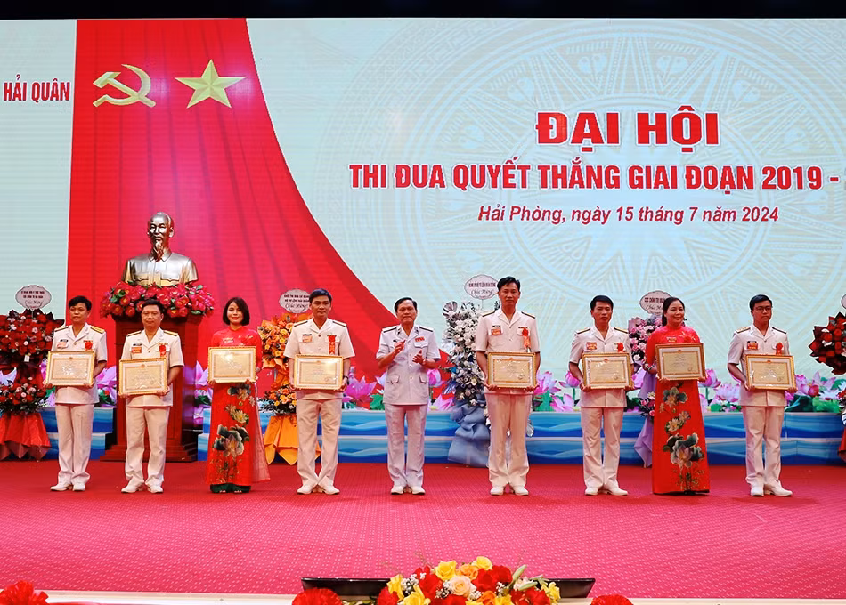Trao thưởng cho các tập thể, cá nhân xuất sắc trong phong trào thi đua quyết thắng của Cục Chính trị Hải quân.