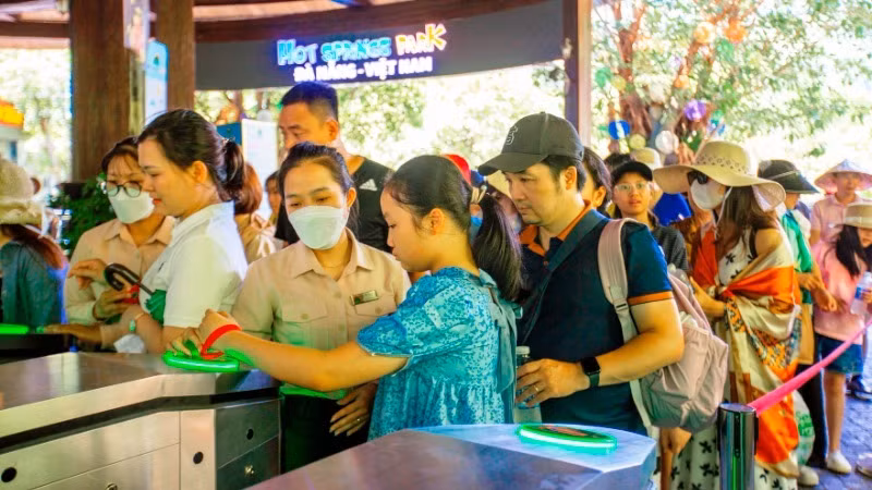 Rất đông du khách xếp hàng mua vé vào tham quan, vui chơi tại Khu du lịch suối khoáng nóng Núi Thần Tài từ sáng sớm. 