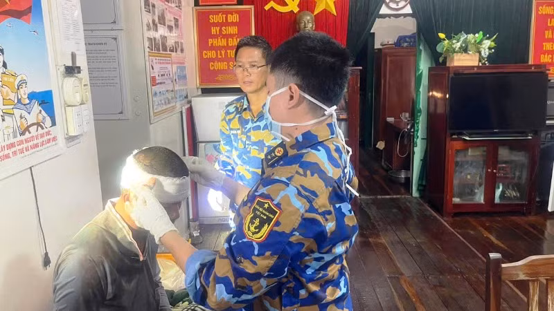 Cán bộ, chiến sĩ Nhà giàn DK1 luôn là điểm tựa vững chắc cho ngư dân vươn khơi bám biển.
