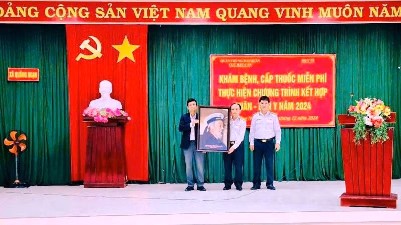 Trưởng đoàn công tác của Vùng 3 Hải quân, Thượng tá Trần Hoàng An tặng quà lưu niệm cho đại diện xã Quảng Ngạn huyện Quảng Điền, tỉnh Thừa Thiên Huế.
