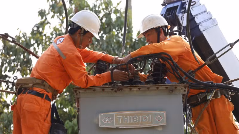 Công nhân Điện lực Quảng Nam kiểm tra, nâng cấp trạm biến áp tại huyện miền núi Nam Trà My.