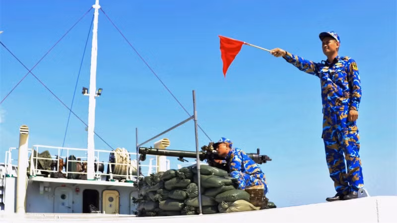 Huấn luyện bắn đạn thật tiêu diệt mục tiêu tầm gần trên mặt nước.