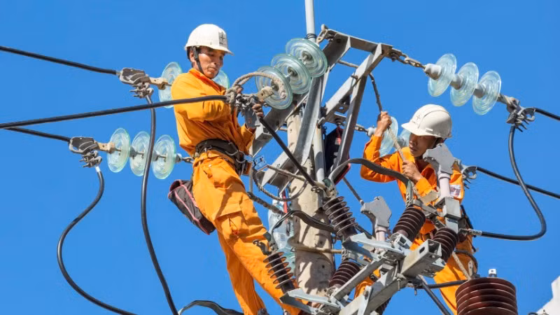 Kiểm tra, sửa chữa lưới điện để bảo đảm cung cấp điện an toàn, liên tục phục vụ sản xuất và đời sống nhân dân.