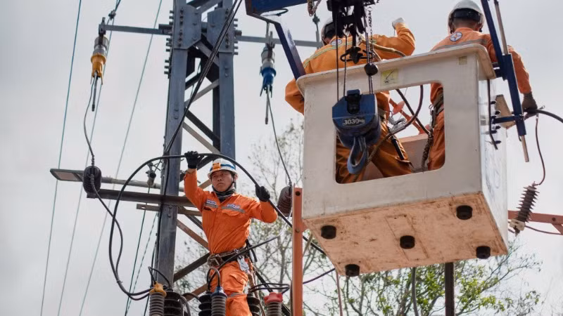 Sửa chữa nóng đường dây không cắt điện tại Đà Nẵng