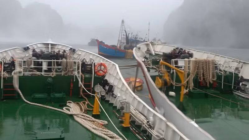 Cứu kéo tàu ngư dân gặp nạn trong bão số 3.