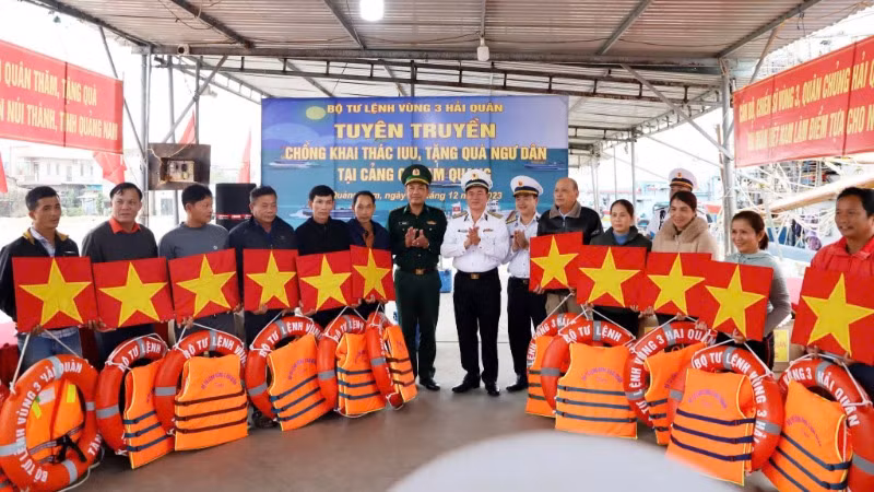 Lãnh đạo, chỉ huy Vùng 3 Hải quân tặng quà, tuyên truyền biển đảo cho ngư dân huyện Núi Thành, tỉnh Quảng Nam.