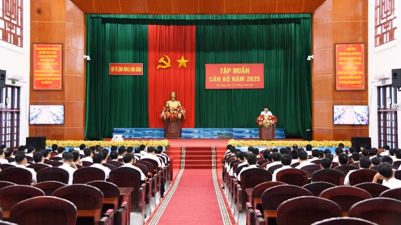 Hàng trăm cán bộ tàu, đại đội và tương đương trở lên tham dự lớp tập huấn. 