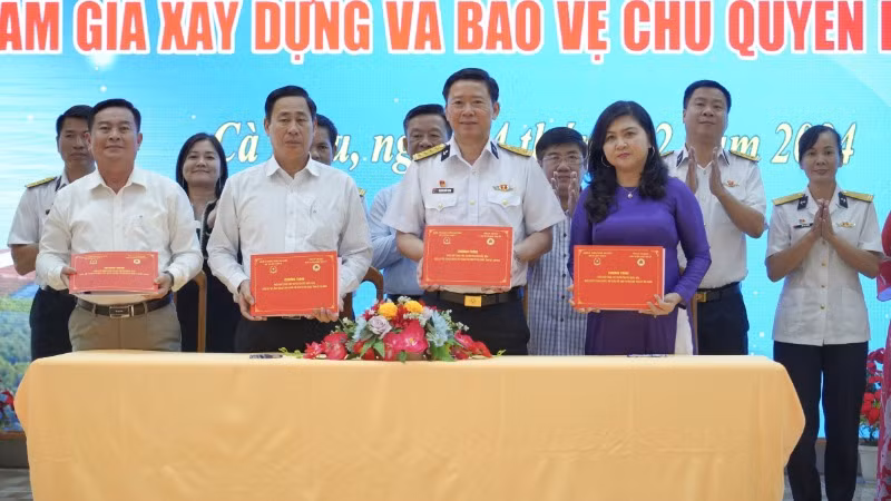 Bộ Tư lệnh Vùng 5 Hải quân và Ban Tuyên giáo Tỉnh ủy các tỉnh Cà Mau, An Giang, Kiên Giang ký kết chương trình phối hợp năm 2025.