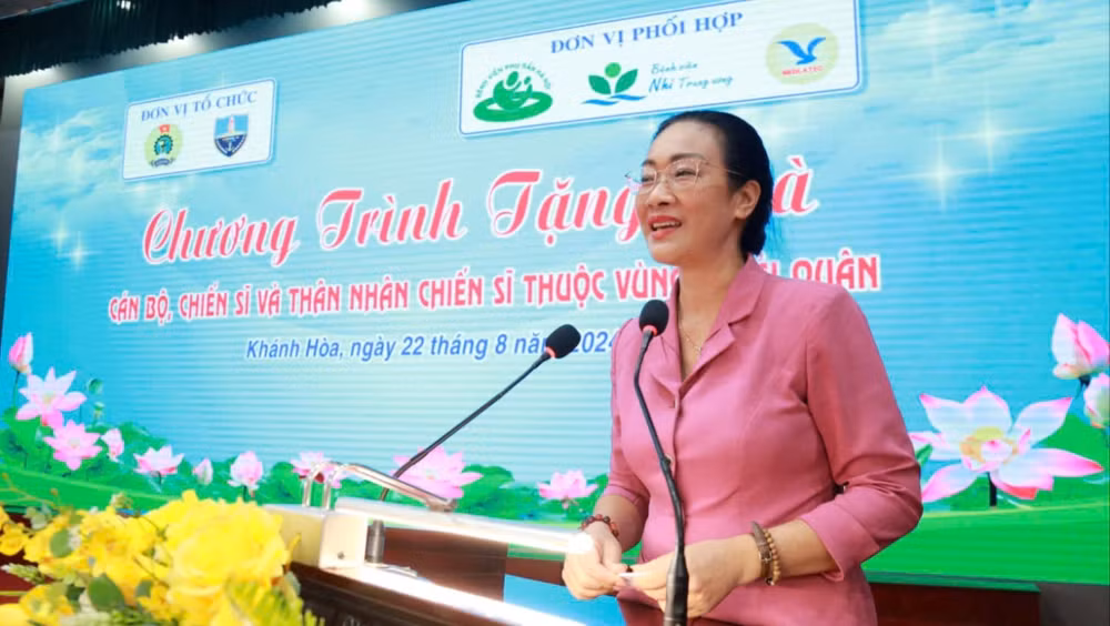 Bà Phạm Thanh Bình, Chủ tịch Công đoàn Ngành Y tế Việt Nam nhấn mạnh: "Chương trình khám chữa bệnh cho cán bộ, chiến sĩ và thân nhân chiến sĩ Vùng 4 Hải quân góp phần thực hiện tốt chính sách hậu phương quân đội".
