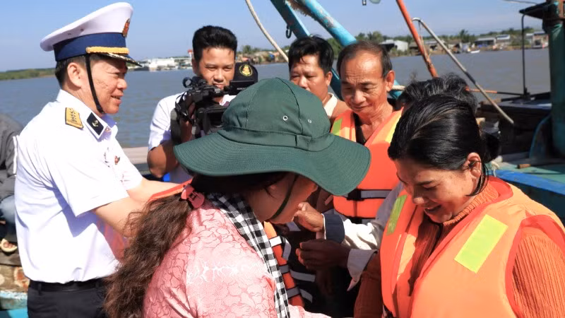 Tặng áo phao cho bà con ngư dân.