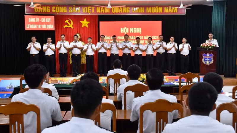 Đại diện các đơn vị trong Lữ đoàn 167 cam kết thi đua với chủ đề “Dân chủ, đoàn kết, kỷ cương, sáng tạo, quyết thắng”.