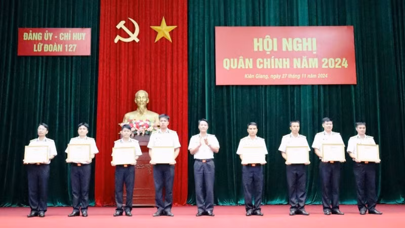 Trao thưởng cho các tập thể, cá nhân thuộc Lữ đoàn 127 đạt thành tích tốt trong năm 2024.