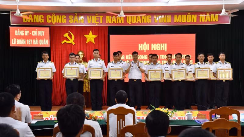 Trao thưởng cho các tập thể, cá nhân có thành tích xuất sắc trong năm 2024.